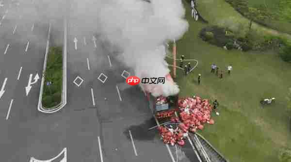 江西一半挂车突然起火 20吨快递葬身火海 近半数被烧毁