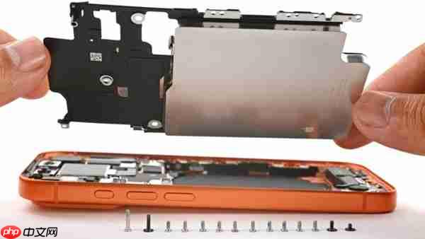 iPhone 17 Pro拆解:揭秘散热原理与机身易划伤问题