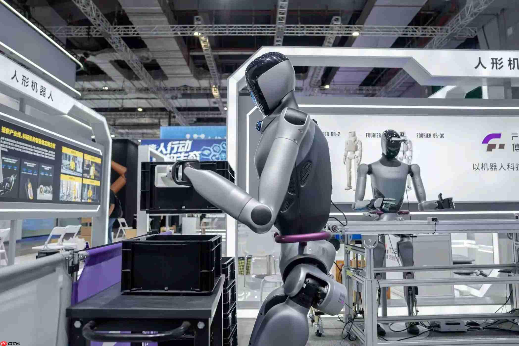 傅利叶第三代人形机器人 GR-3C 首次亮相：白色涂装形似“宇航员”
