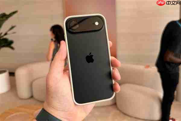 iPhone Air到手仅一天就翻车：镜头内出现水雾