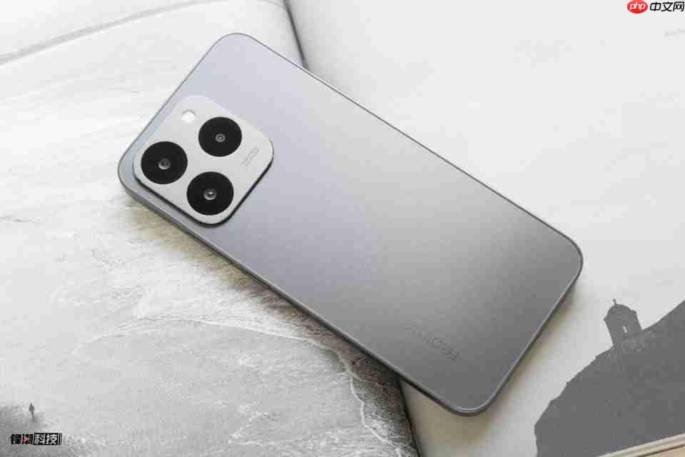 真我15T图赏：称手小直屏，轻薄耐用