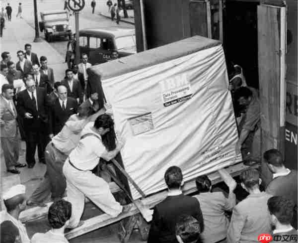 69年前 IBM发明第一块硬盘！容量只有3.75MB 但重达1吨
