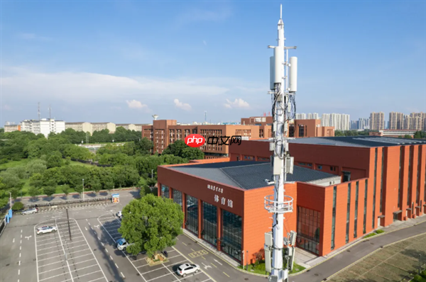 华为在大学校园启用智能基站:波随人动 效率提升15倍