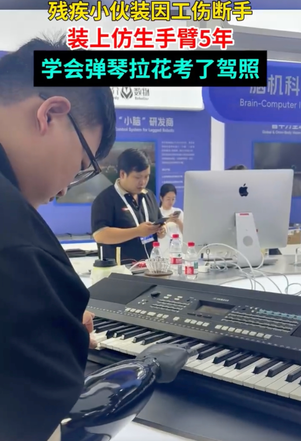 00后独臂小伙装仿生手考下驾照 小伙:正常人可以做的事我都可以做 - php中文网