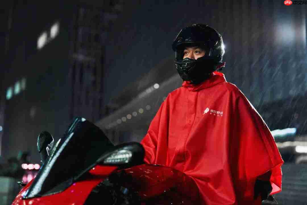 京东外卖：为全职骑手免费配置红斗篷雨衣