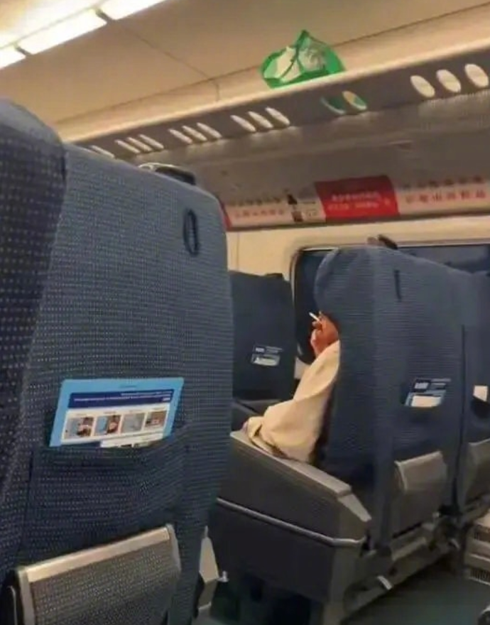 男子高铁座位上旁若无人抽烟是怎么回事？详情介绍 - php中文网