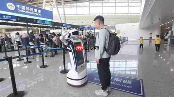 小笨智能机器人登上《新闻联播》 揭秘上合峰会天津边检的智能“巡检员”