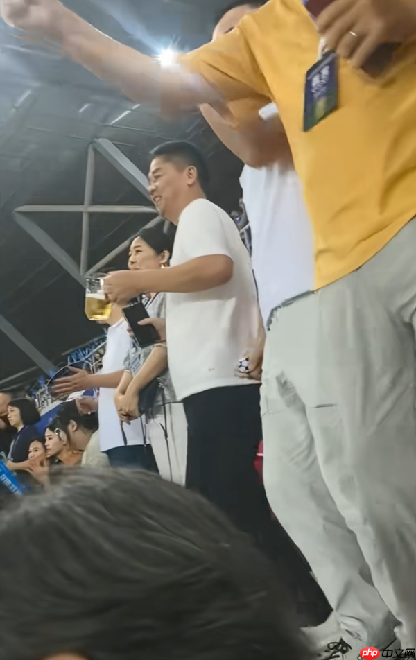 章泽天新照曝光:穿网球服骑单车少女感满满 网友:白到发光