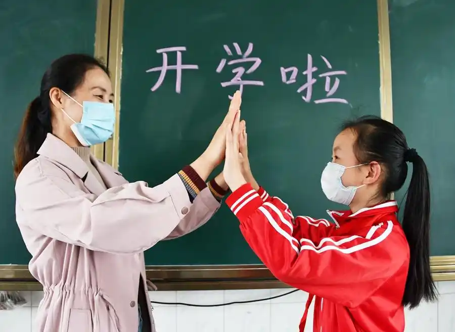 “神兽归笼!”开学日家长开心到失去表情管理,笑容完全藏不住 - php中文网