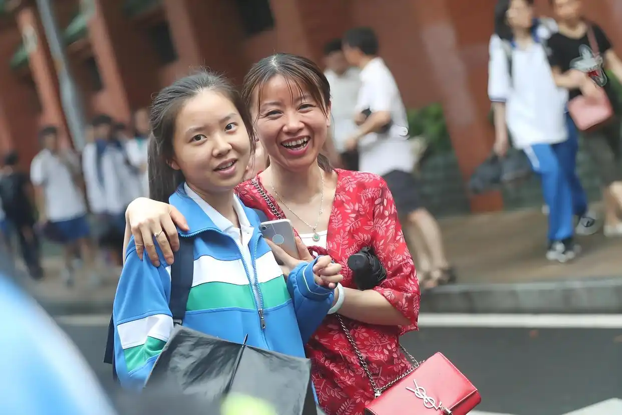 “神兽归笼!”开学日家长开心到失去表情管理,笑容完全藏不住 - php中文网