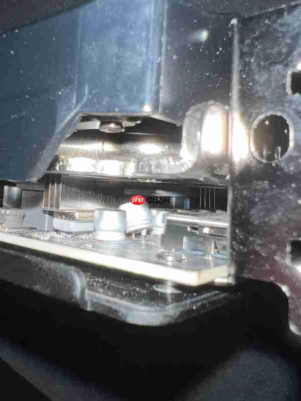 RTX 5090刚炸没几天:RTX 5070又出现电容爆炸!发出巨响散发焦味