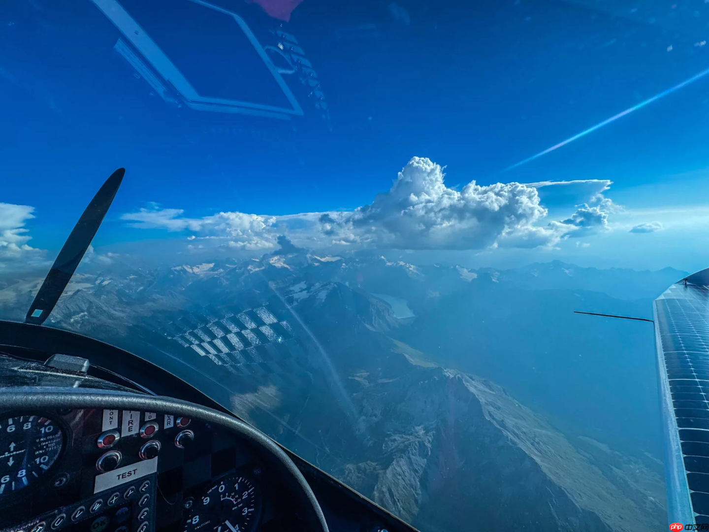 瑞士太阳能电动飞机创下非官方飞行高度纪录，达 9521 米