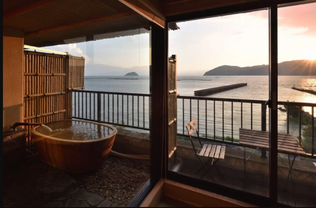 两男生开房住宿坐断床头柜怎么回事？详细介绍 - php中文网