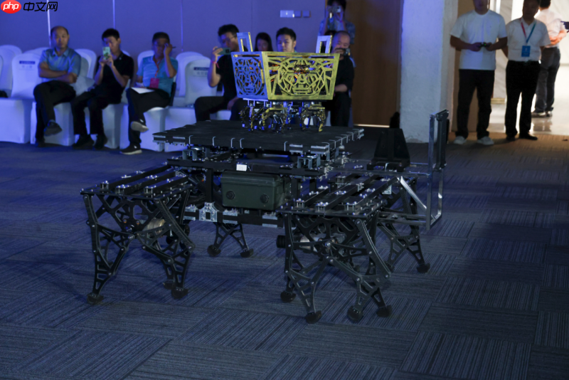 千樾铁马机器人亮相世界机器人大会重载 “硬汉” 演绎科技柔情