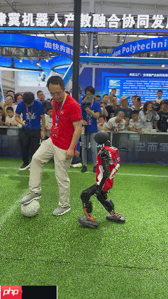周鸿祎跟机器人踢足球 网友：国足希望就寄托到机器人身上了