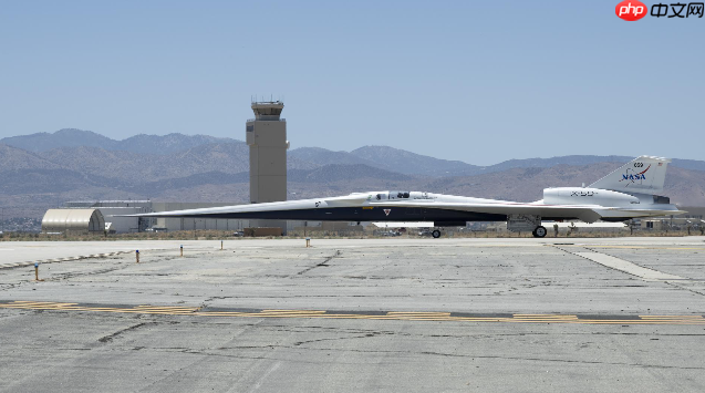 美国宇航局 X-59 超音速飞机完成首次低速滑行测试,为首飞做准备