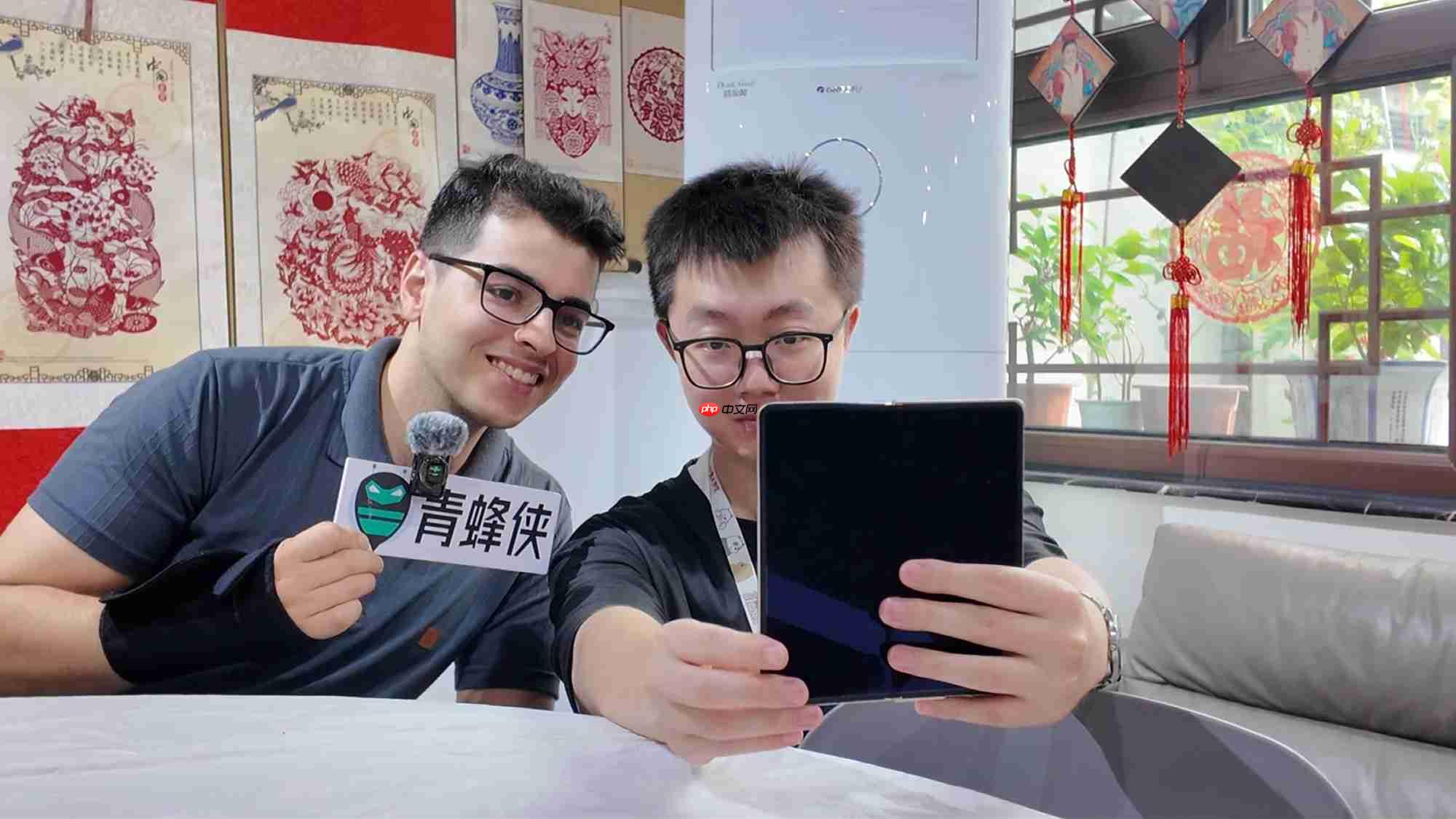 荣耀magicv5闪耀世界青年和平大会,以ai科技架起跨国对话桥梁