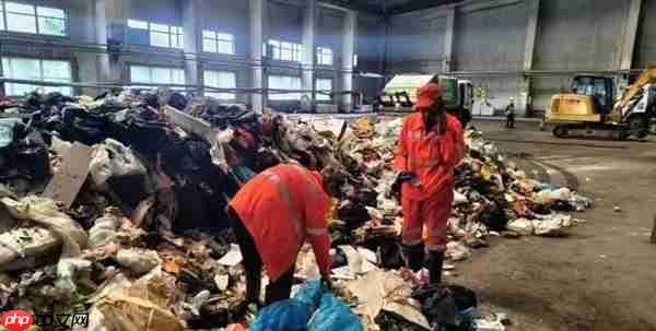 环卫工翻8吨垃圾找儿童手表到底值不值 专家：这是对基层工人的冷漠