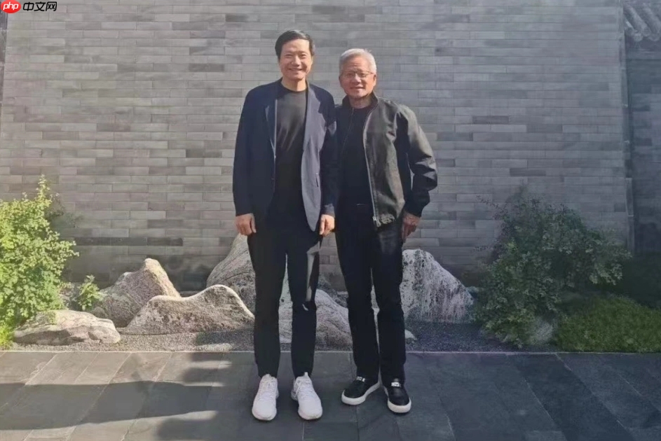 英伟达 CEO 黄仁勋今年第三次来华，与小米创始人雷军亲密合影曝光