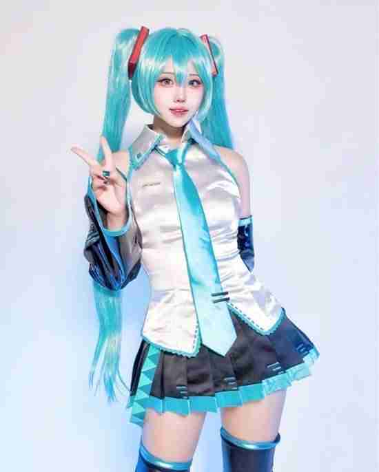 韩妹COS初音未来 丝袜胶衣大展偶像身材