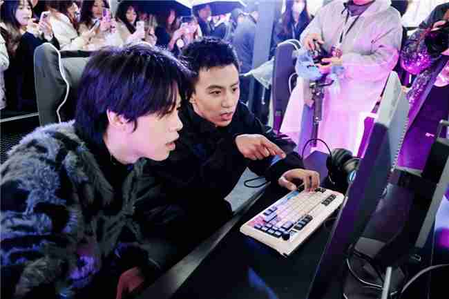 热血竞技，有TA更“搭”！AGON全力助阵无畏契约“瓦搭子夜市”