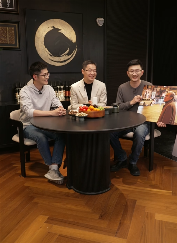 小米15 Ultra长焦镜头体积碾压iPhone 16 Pro Max:业界最强 没有之一