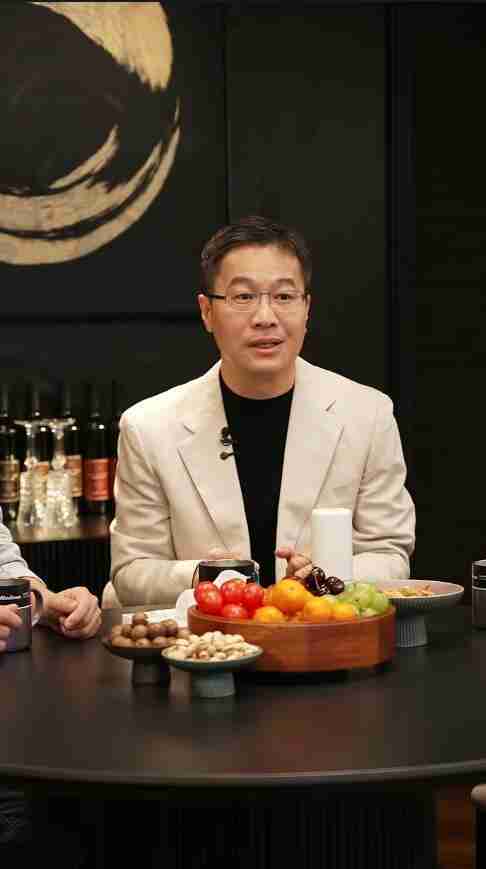 卢伟冰爆料小米15 Ultra杀手级大招:一皇一后