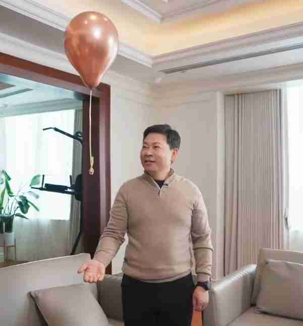 轻得飞起!余承东给网友推荐情人节礼物:玫瑰金配色 佩戴超舒适