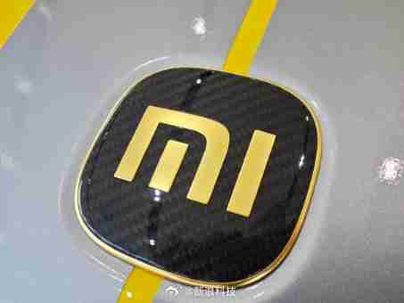 居然是金的！雷军回应网友称SU7 Ultra车标是金的