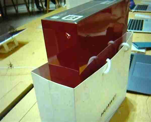 谁的错!骑手因包装破损被华为店索赔1.5万元:影响二次销售