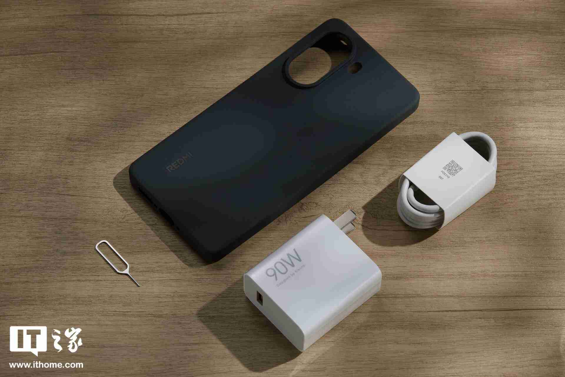 小米 REDMI Turbo 4「暗影黑」实拍:设计干练克制,拼色后壳不失个性