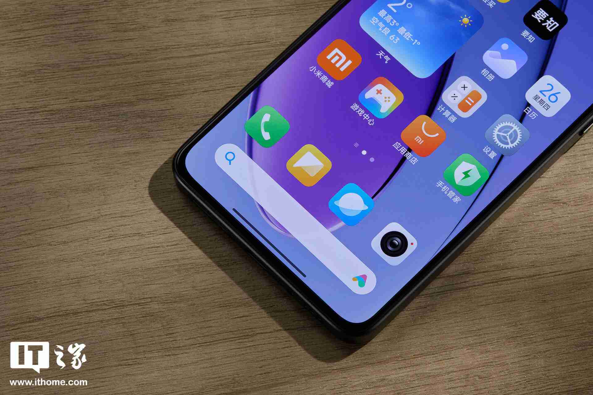 小米 REDMI Turbo 4「暗影黑」实拍:设计干练克制,拼色后壳不失个性