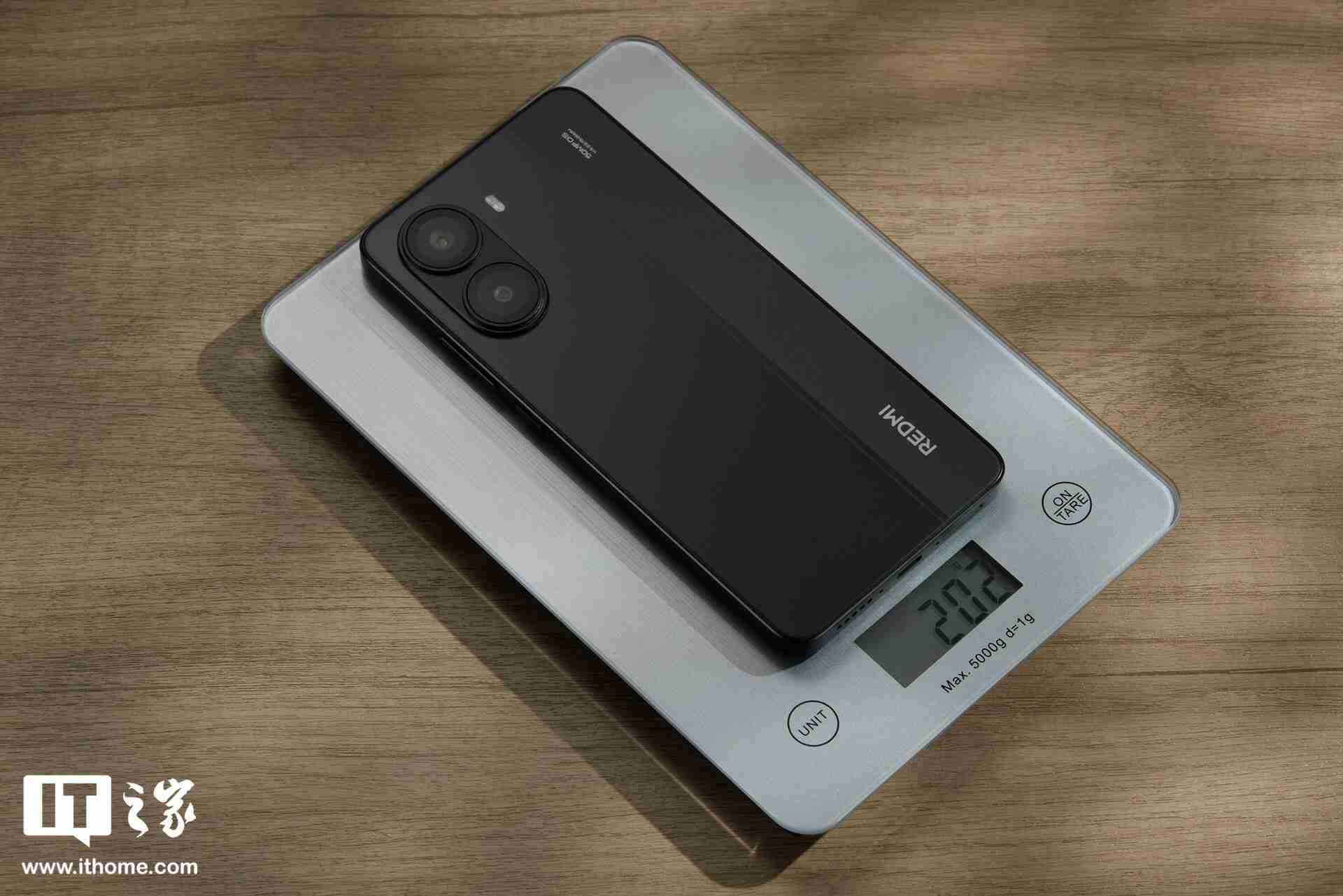 小米 REDMI Turbo 4「暗影黑」实拍:设计干练克制,拼色后壳不失个性