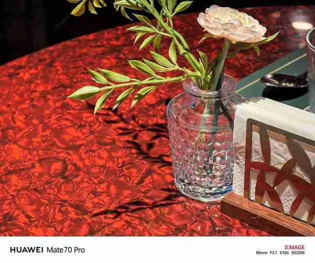 华为Mate 70 Pro拍照怎么样?红枫原色表现出色,96mm长焦彪悍