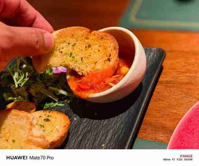 华为Mate 70 Pro拍照怎么样?红枫原色表现出色,96mm长焦彪悍