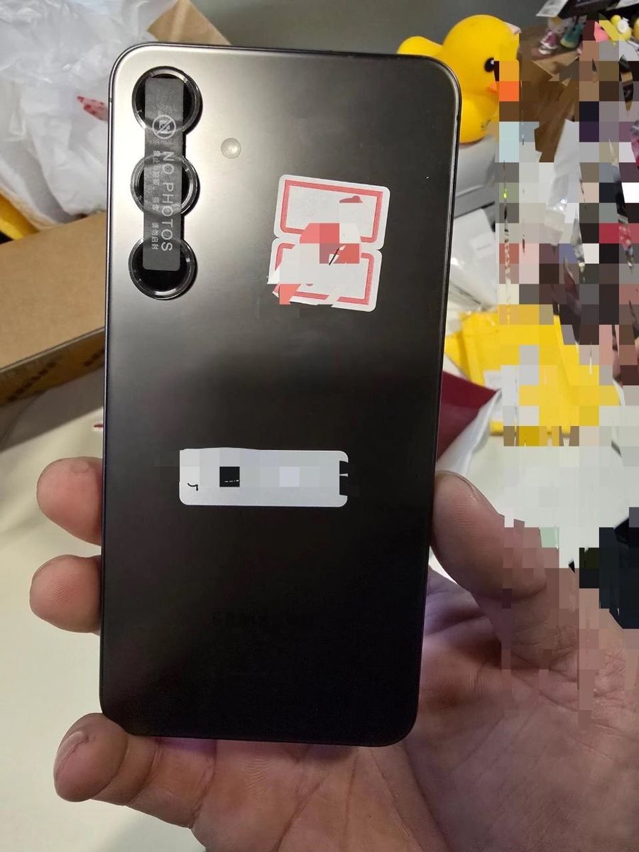 美版三星 Galaxy S25+ 手机真机曝光:新增 5G mmWave 天线,暗示效仿苹果告别实体 SIM 卡