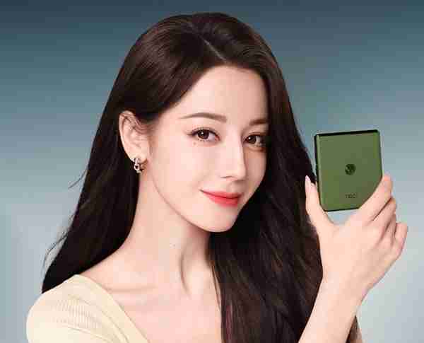 迪丽热巴同款小折叠！moto razr 50 Ultra摩卡慕斯限定版预售：5899元