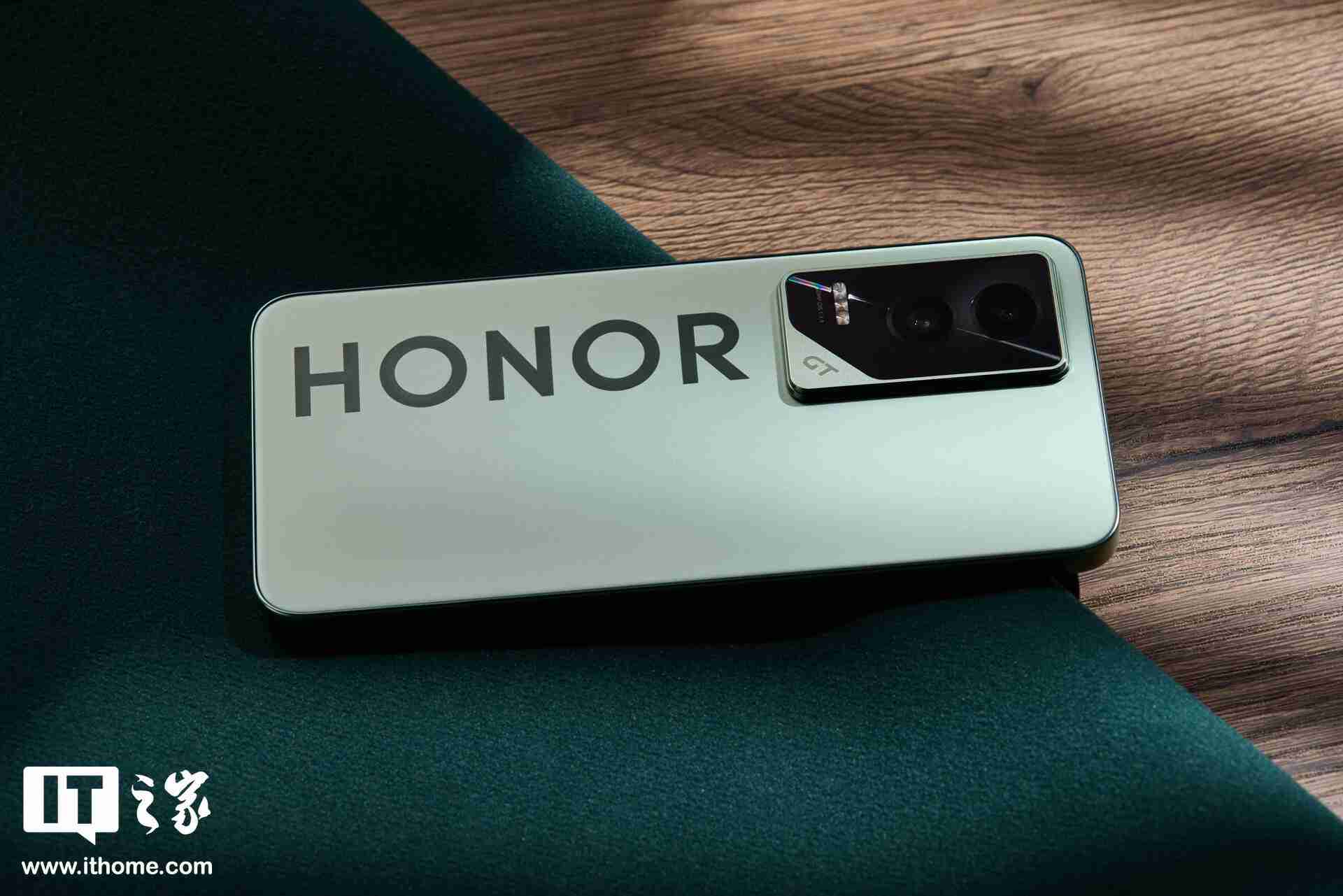 荣耀 GT「极光绿」图赏:大 Logo 设计,梦回荣耀 30