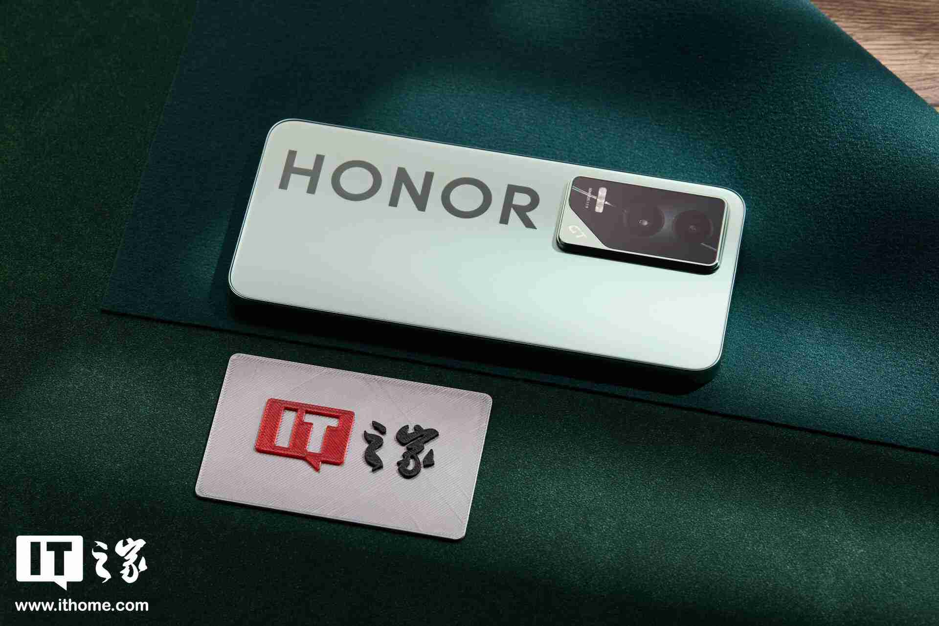 荣耀 GT「极光绿」图赏:大 Logo 设计,梦回荣耀 30