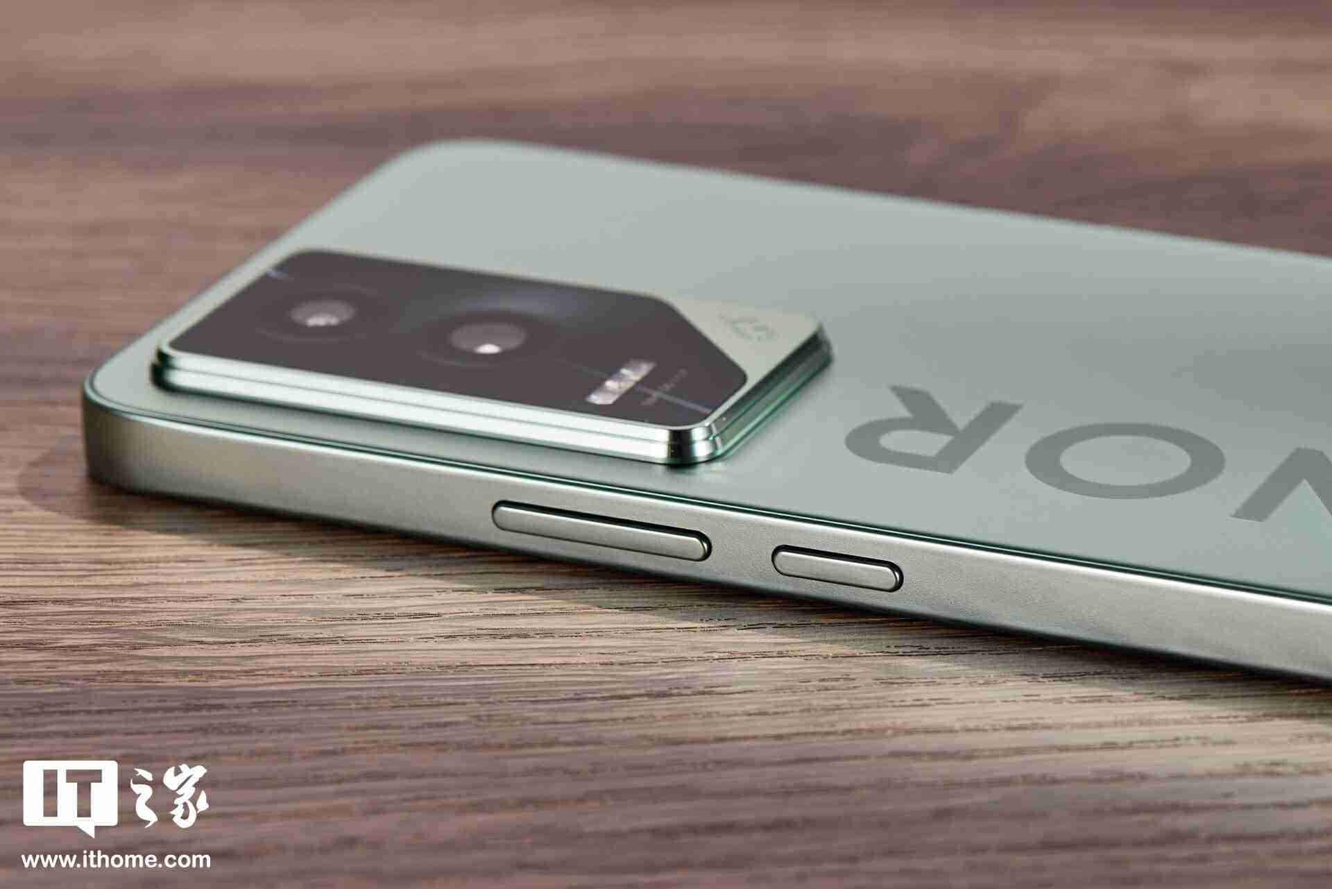 荣耀 GT「极光绿」图赏:大 Logo 设计,梦回荣耀 30