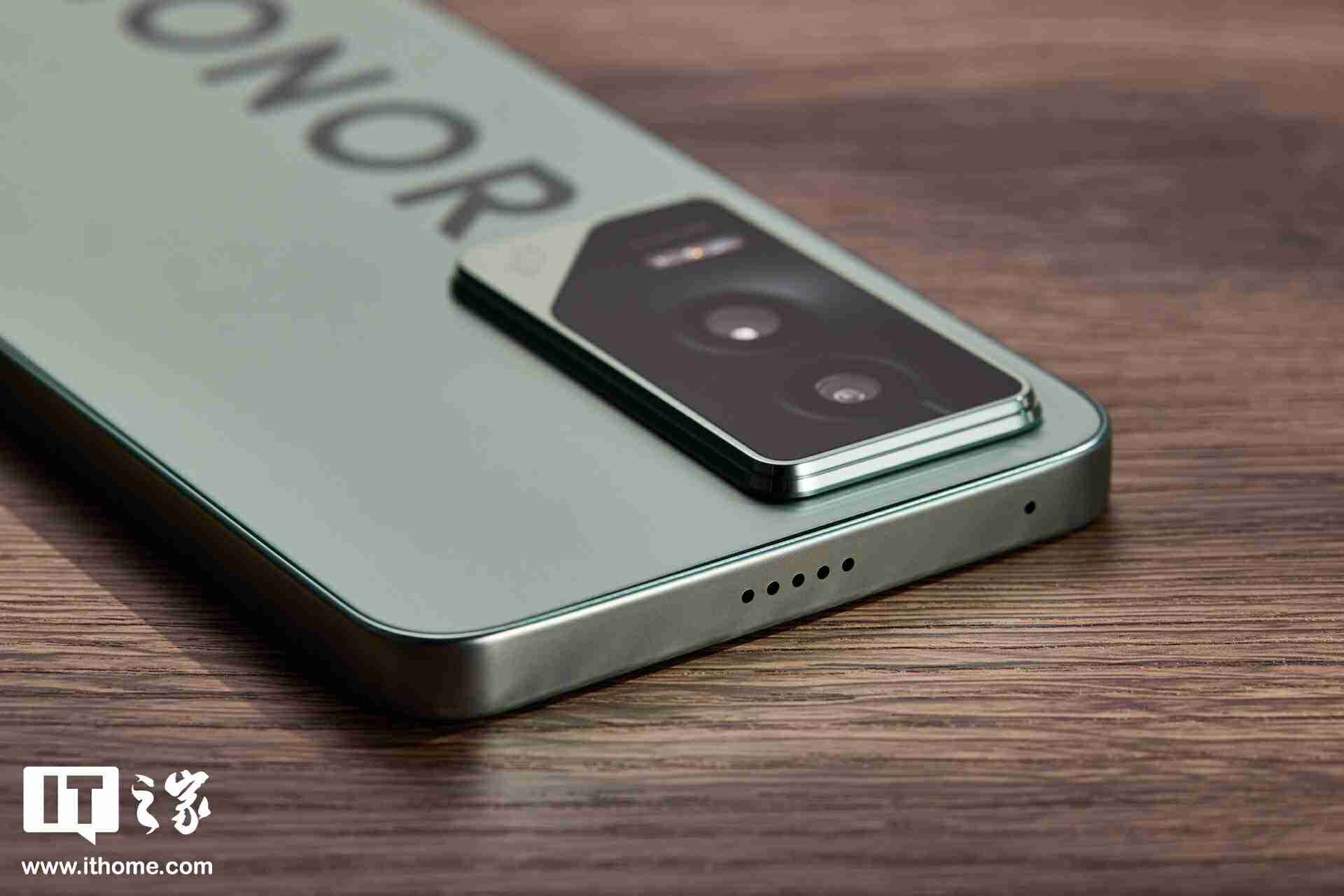 荣耀 GT「极光绿」图赏:大 Logo 设计,梦回荣耀 30