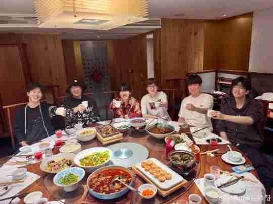 《LOL》全神班iG晒全员合影照:吃饱喝足明年开冲