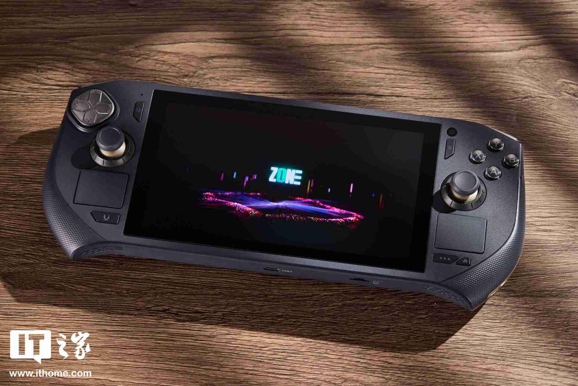 索泰 ZONE 游戏掌机图赏:120Hz AMOLED 屏、拨动式轮盘、双触控板、二段式扳机