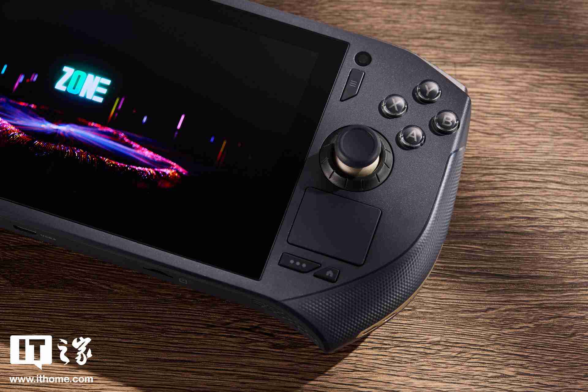索泰 ZONE 游戏掌机图赏:120Hz AMOLED 屏、拨动式轮盘、双触控板、二段式扳机