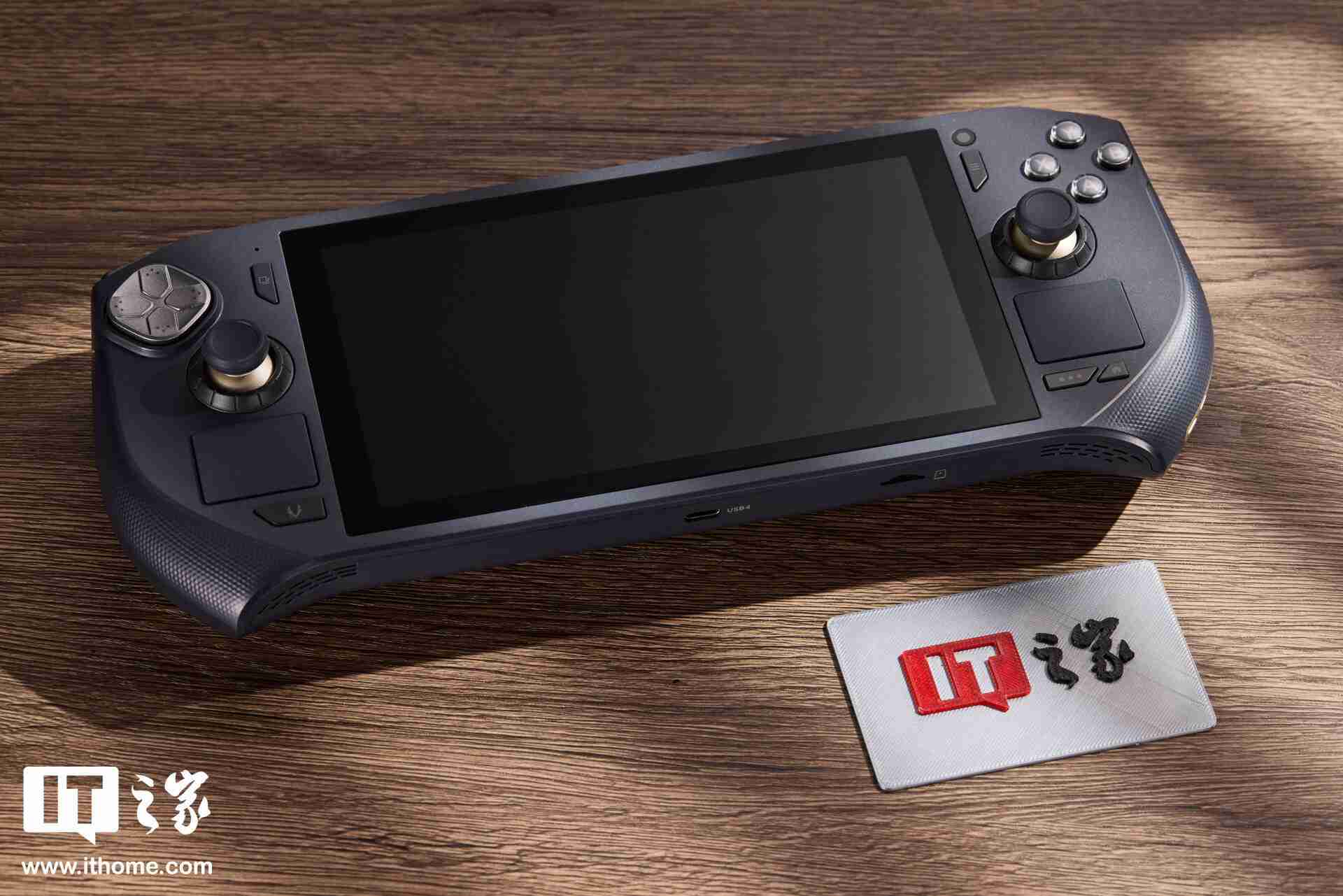 索泰 ZONE 游戏掌机图赏:120Hz AMOLED 屏、拨动式轮盘、双触控板、二段式扳机