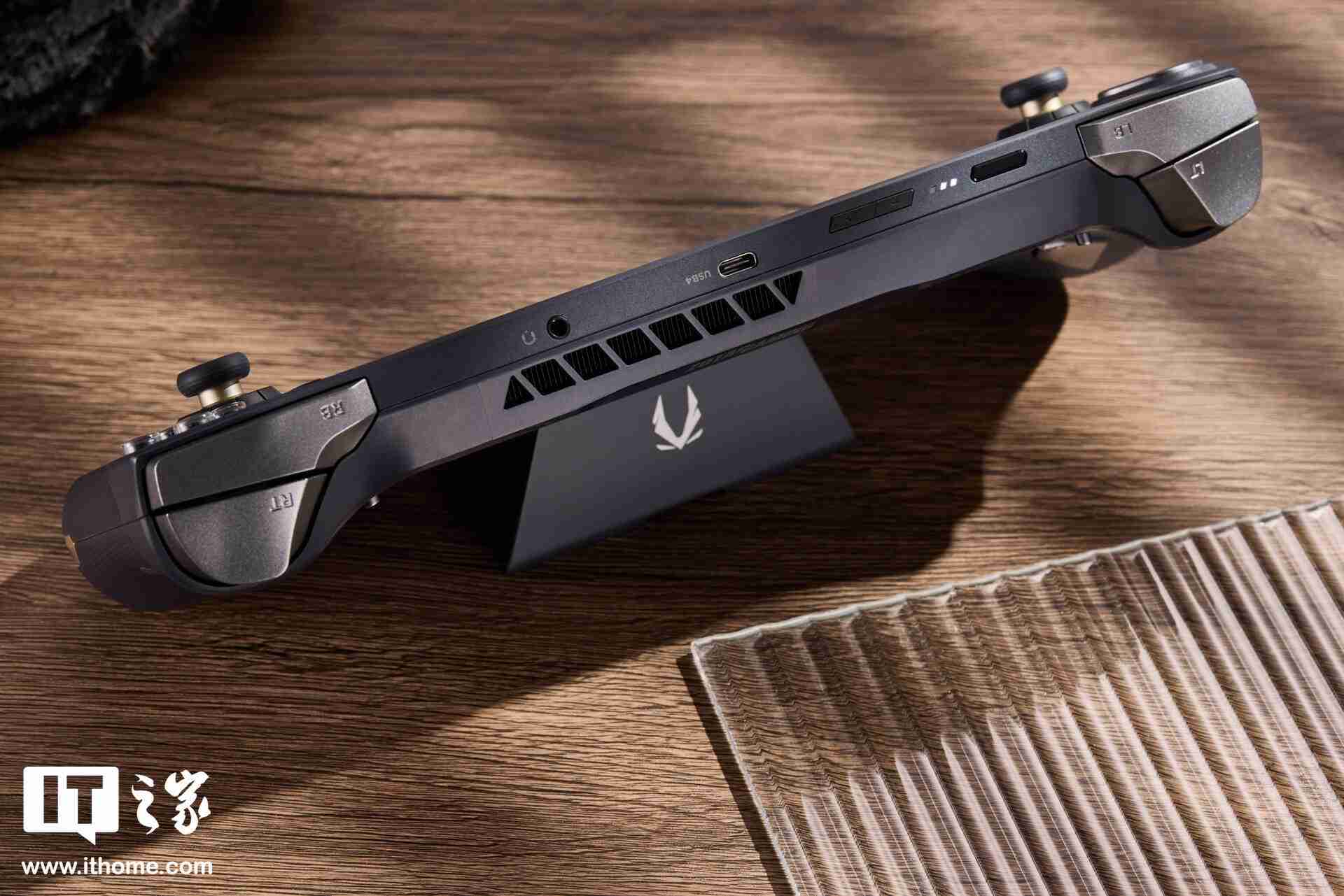 索泰 ZONE 游戏掌机图赏:120Hz AMOLED 屏、拨动式轮盘、双触控板、二段式扳机