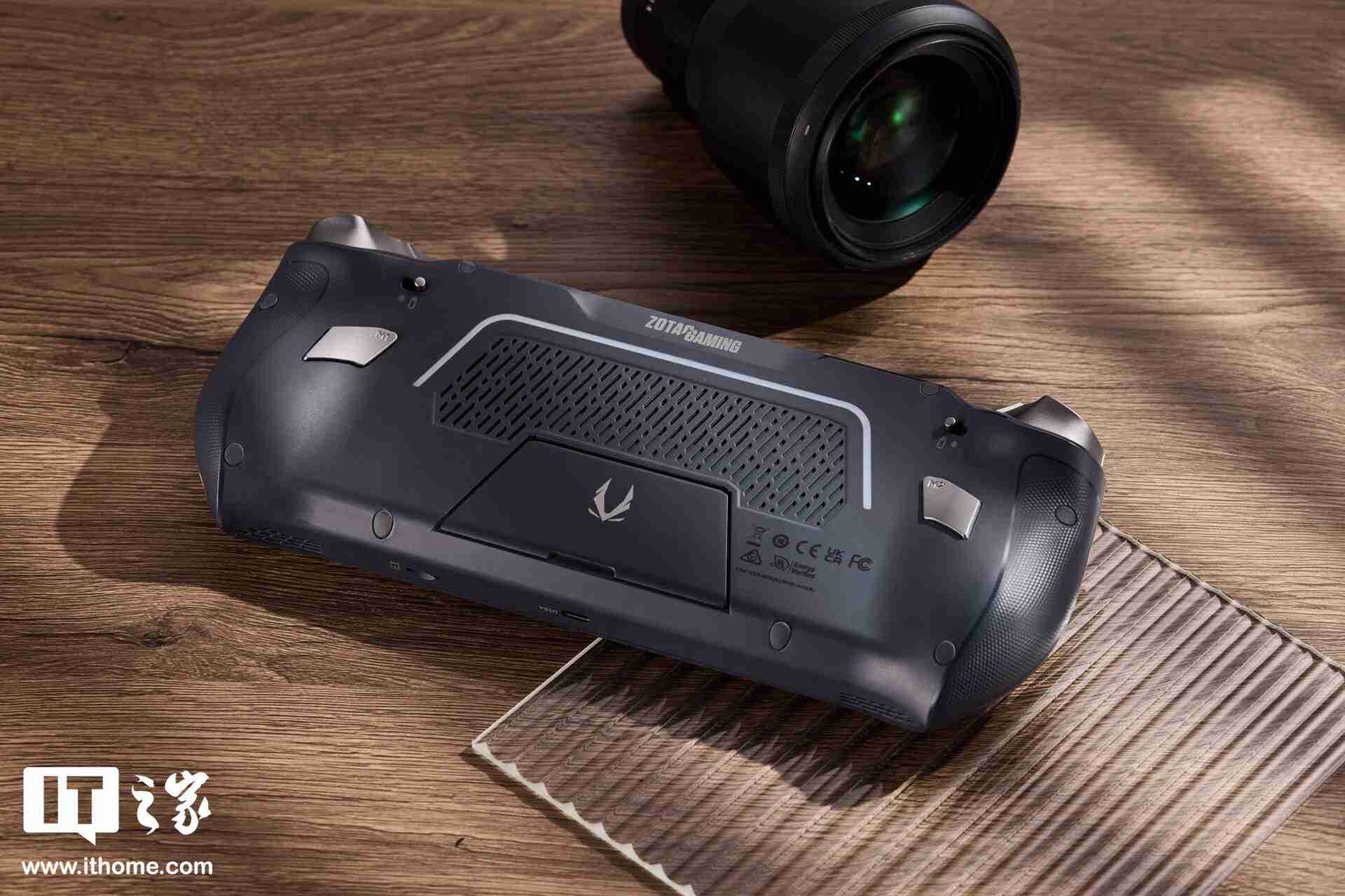 索泰 ZONE 游戏掌机图赏:120Hz AMOLED 屏、拨动式轮盘、双触控板、二段式扳机