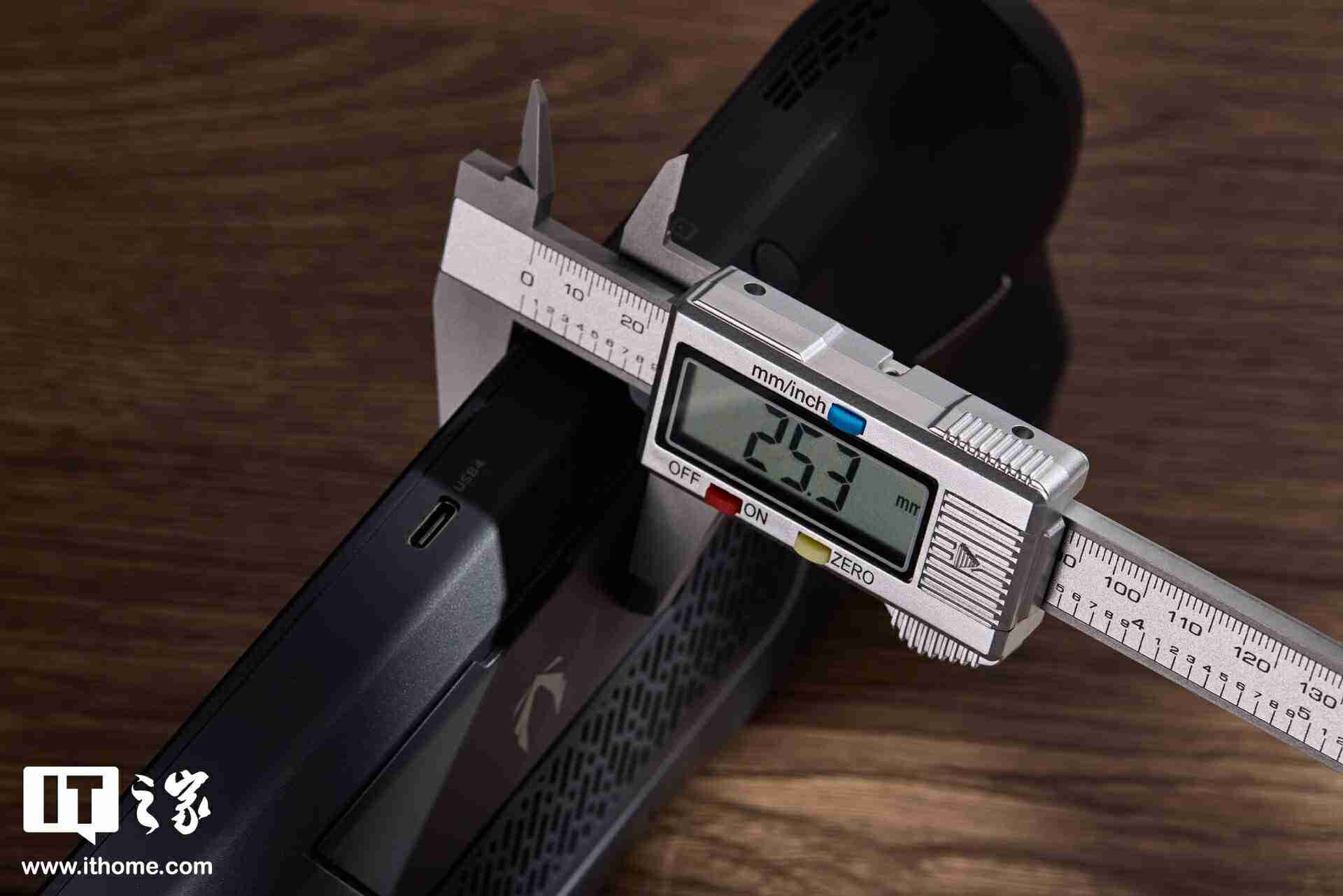 索泰 ZONE 游戏掌机图赏:120Hz AMOLED 屏、拨动式轮盘、双触控板、二段式扳机