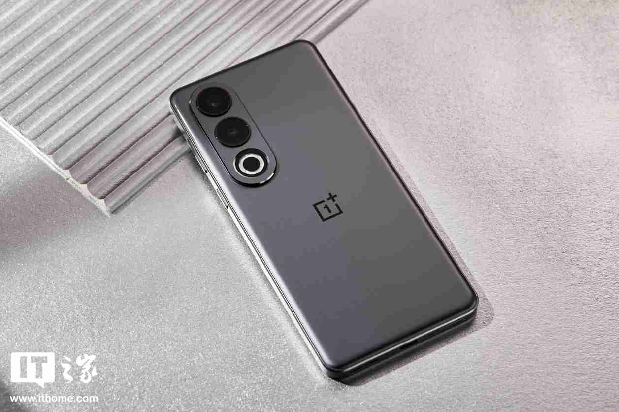 消息称某厂小屏新机后置 5000 万像素 IMX906 主摄、搭载骁龙 8 至尊版处理器,预计为一加 Ace 系列