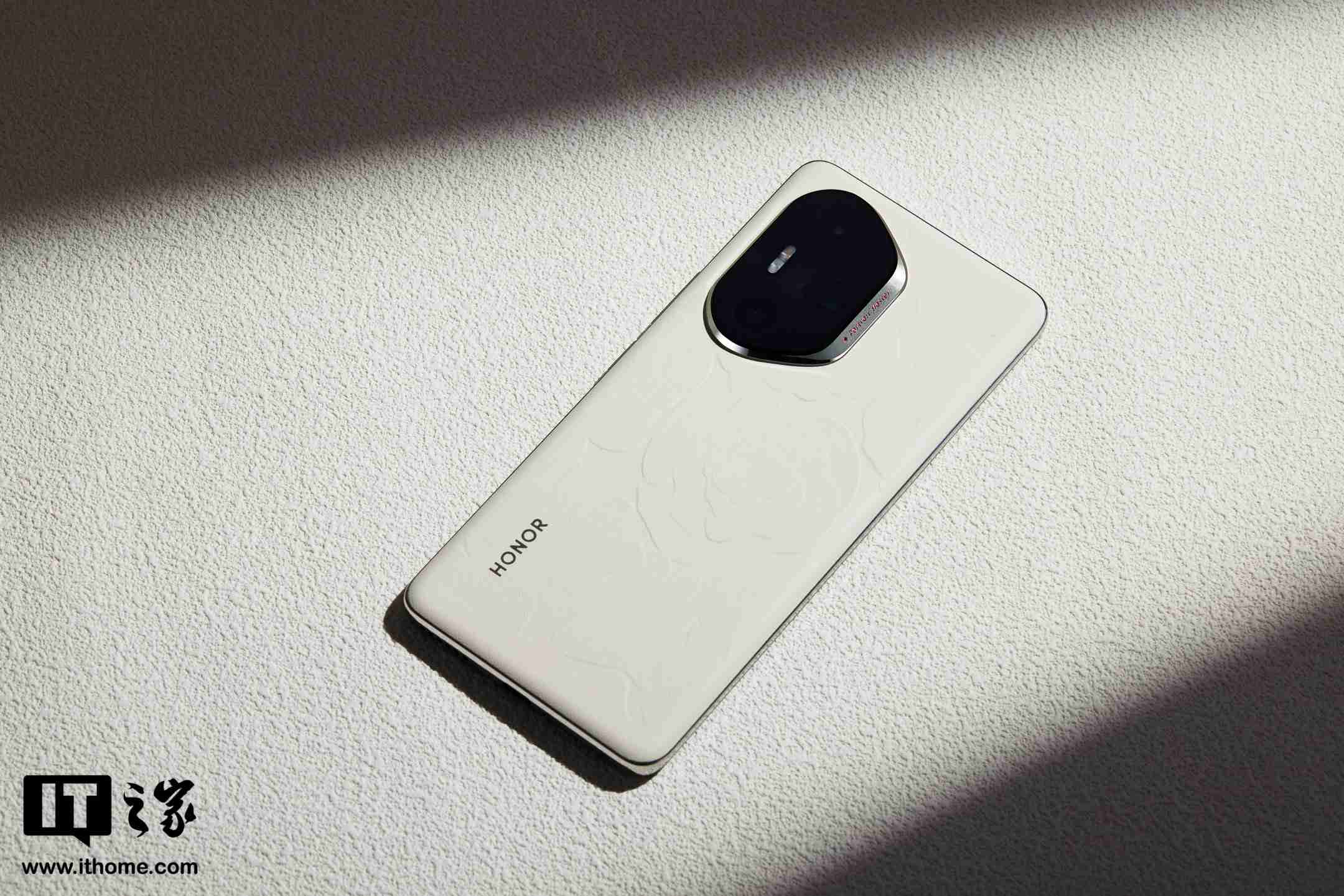 荣耀 300 系列手机图赏:首次引入 Ultra,浮雕印花,大自然美学